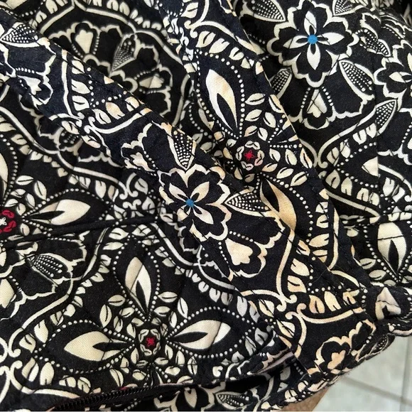 Vera Bradley Barcelona Black and white floral tote bag with pockets. - Picture 16 of 16